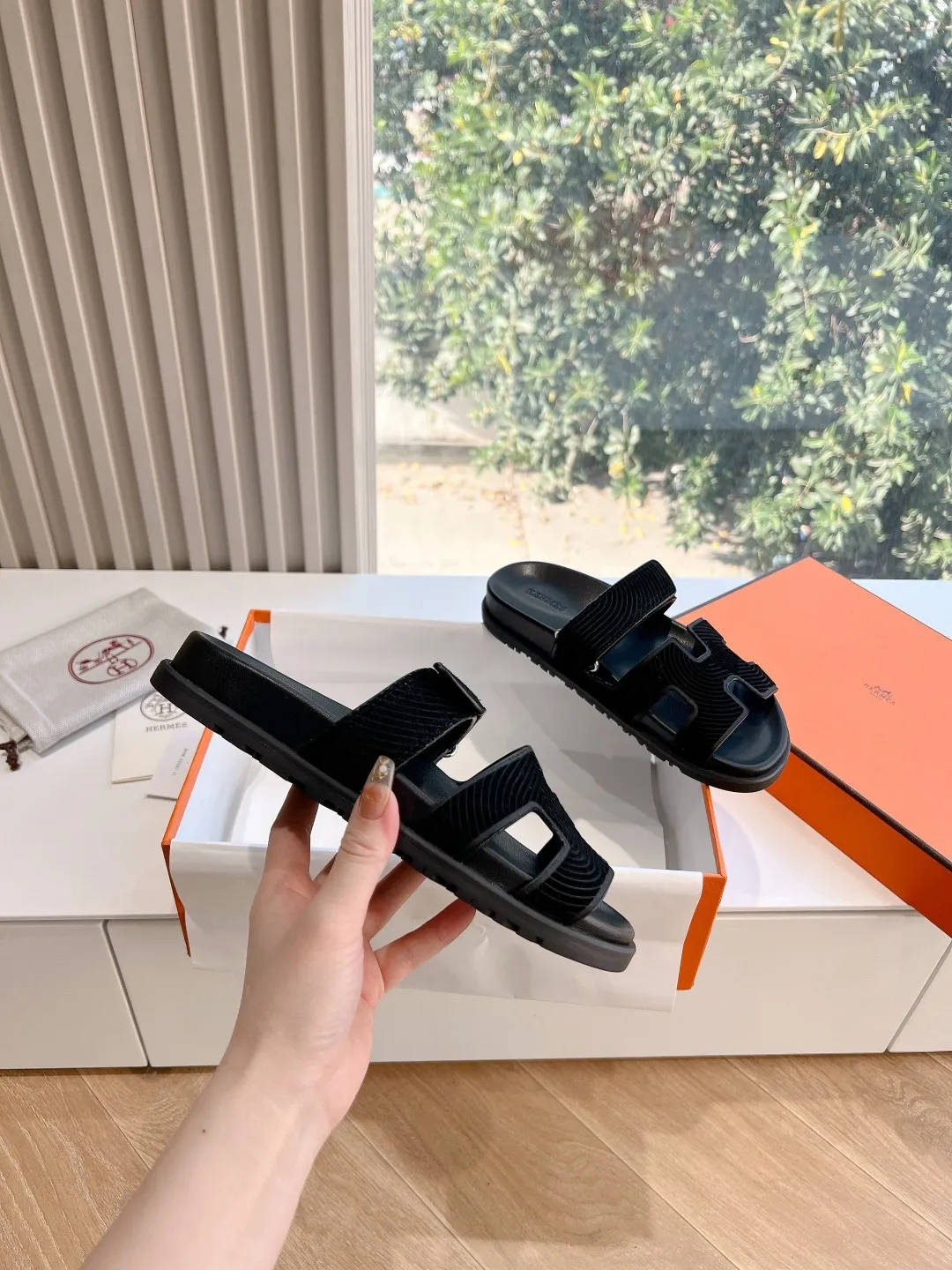👟👟Ex-factory price 440👟👟 (Top version) H family 2024 spring and summer new style HERMES Hermes' recently popular couple's shoes, pig nose angle sandals and slippers, paired with various colorful socks, very trendy. Upper lining: imported original leather. Outsole: non-slip and wear-resistant outsole. Size: female 35-42 (40/42 non-returnable and non-exchangeable) Men’s size: 39-45 (45 is non-refundable and non-exchangeable)